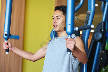 健身房锻炼运动器械的男人图片