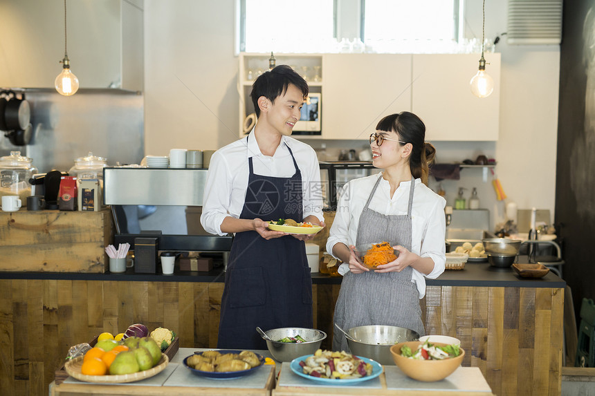 厨房里制作美食的厨师夫妻图片