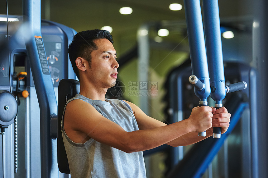 在健身房锻炼的男青年图片