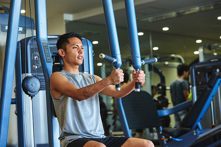 肌肉男白领瘦身在健身房锻炼的人图片