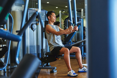 天青年练习在健身房锻炼的人图片