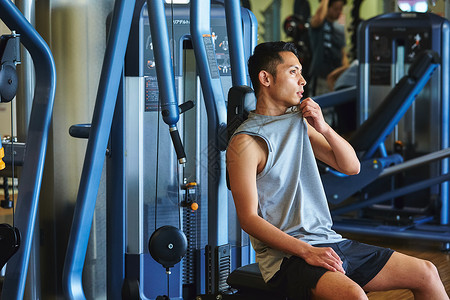 留白体育馆肌肉发达在健身房锻炼的人图片