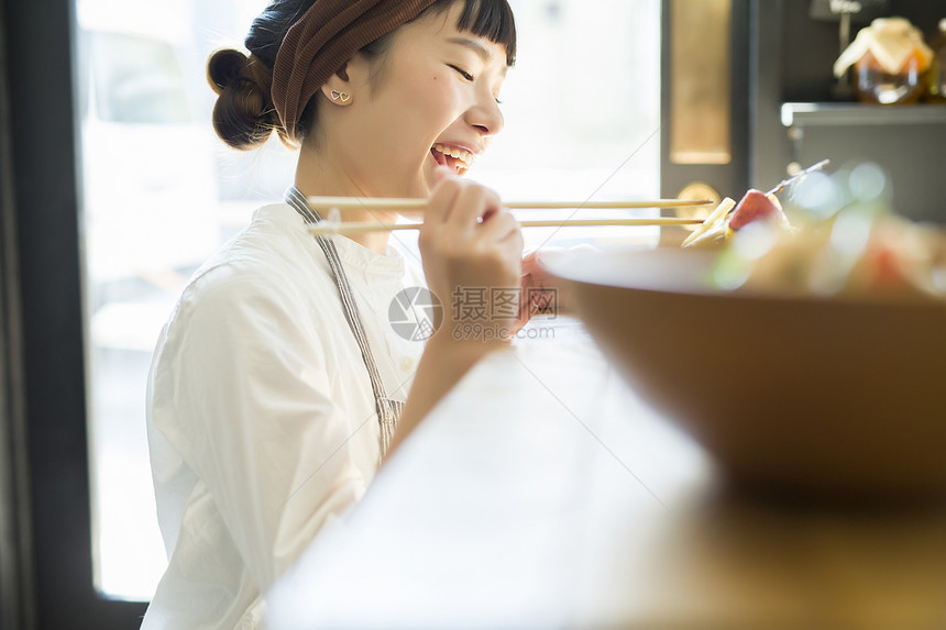 店员女人休闲在咖啡馆工作的妇女食品业务图片