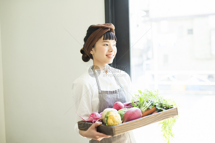 三十几岁时髦女士们在咖啡馆工作的妇女食品业务图片