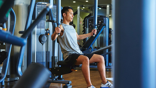 力量训练力量训练在健身房锻炼的人图片