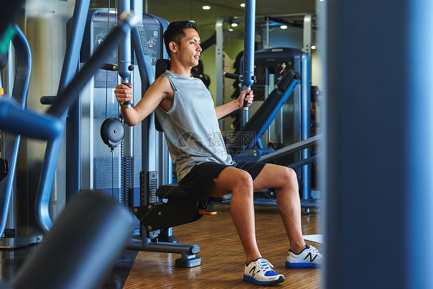 度假日本人生意人在健身房锻炼的人图片