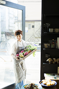 开放肖像饭店在咖啡馆工作的妇女食品业务图片