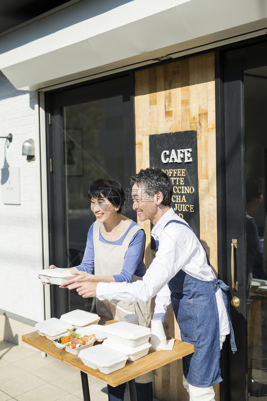 女生便当商务卖午餐盒食物事务的已婚夫妇图片