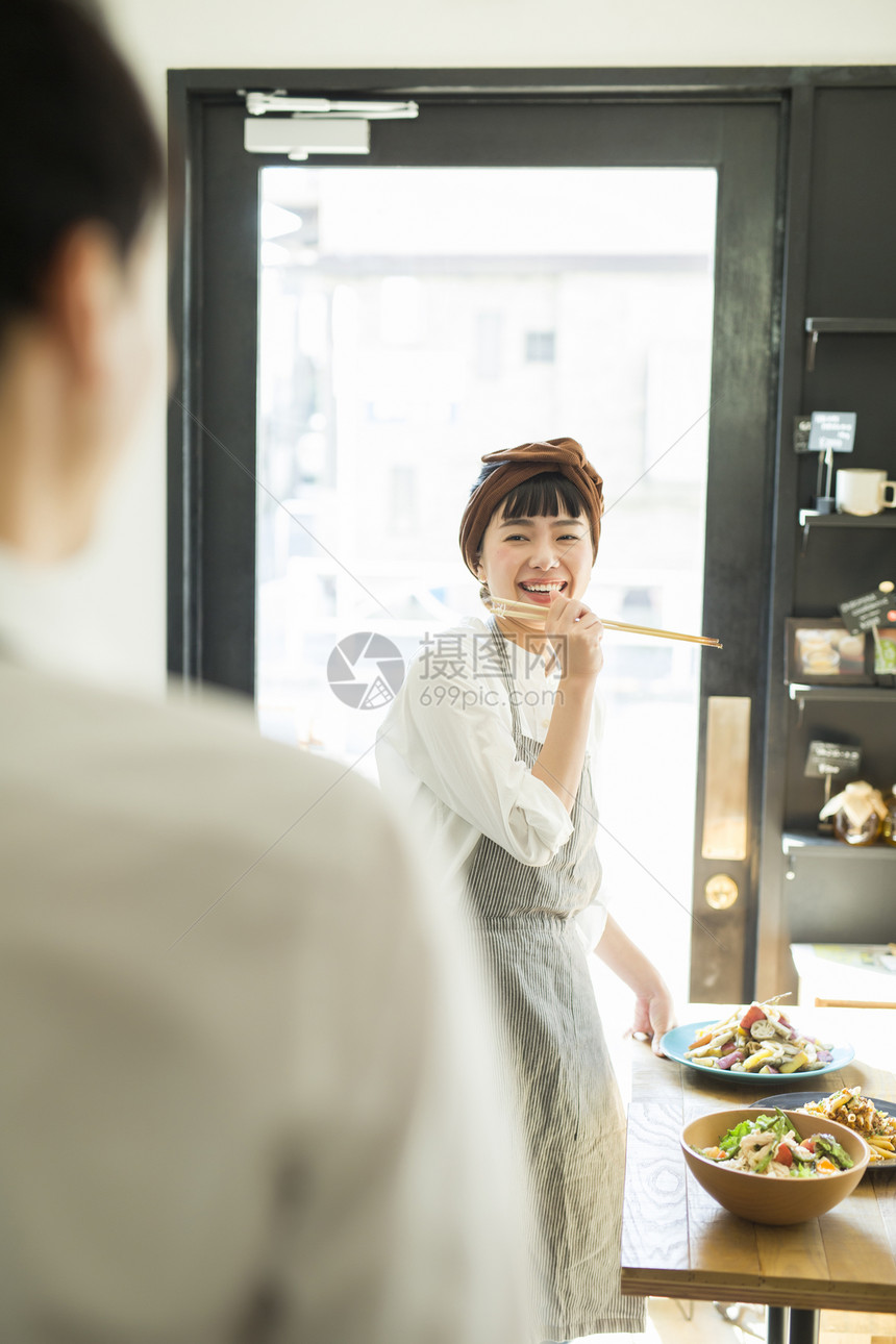 饭店亲密有机在咖啡馆工作的妇女食品业务图片