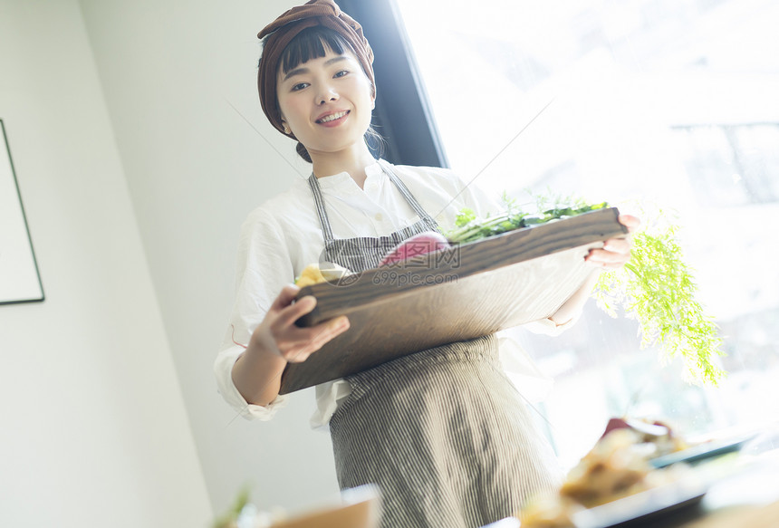 商业壮年一人在咖啡馆工作的妇女食品业务图片