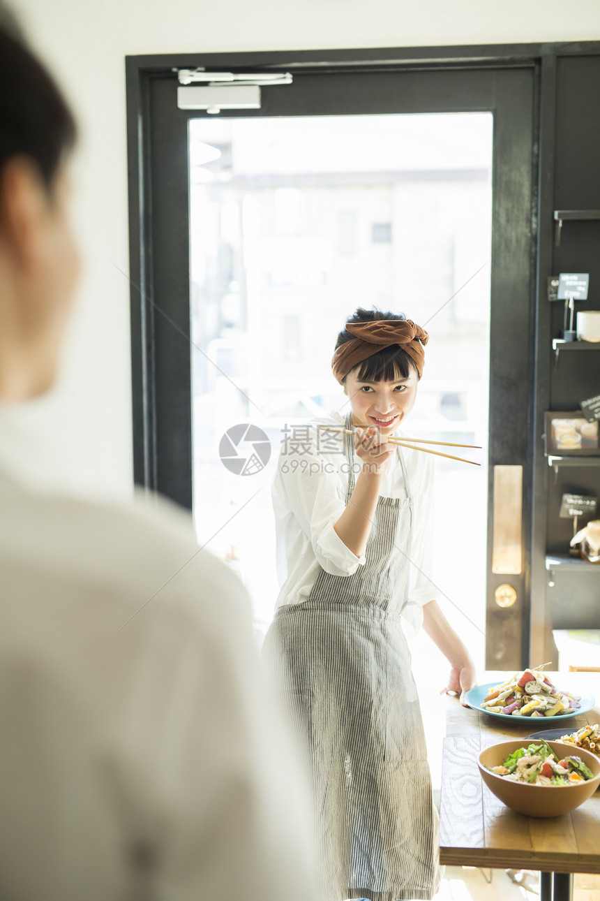 青春午餐亲密在咖啡馆工作的妇女食品业务图片