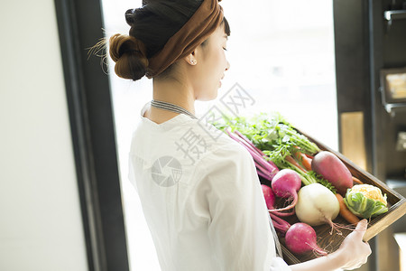 带来员工遵守在咖啡馆工作的妇女食品业务图片