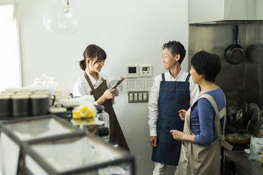 碟米食品在咖啡馆工作的男人和妇女食物事务图片