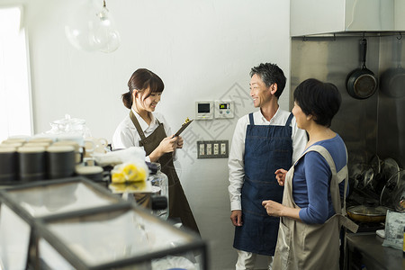 碟米食品在咖啡馆工作的男人和妇女食物事务图片