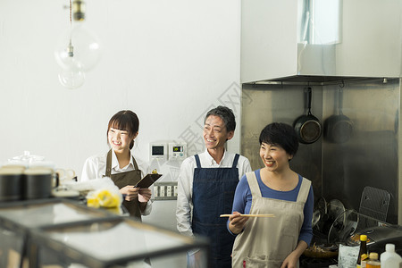 头巾食品兼职工作在咖啡馆工作的男人和妇女食物事务图片