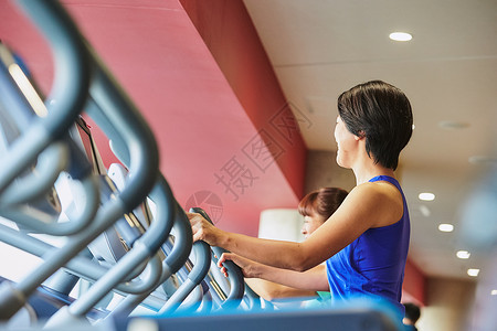 中年女性健身房锻炼图片