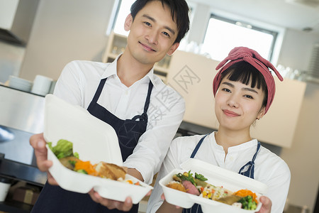 异夫妇员工售货员卖午餐盒食物事务的已婚夫妇图片