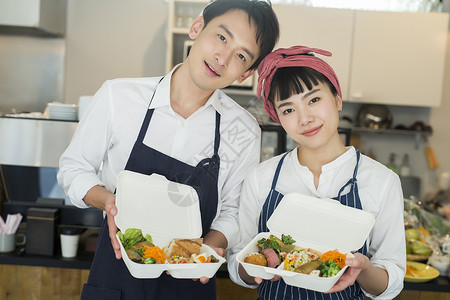 亚洲青年开始创业卖午餐盒食物事务的已婚夫妇图片