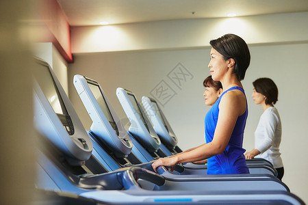医学美容留白客人在健身房锻炼的妇女图片