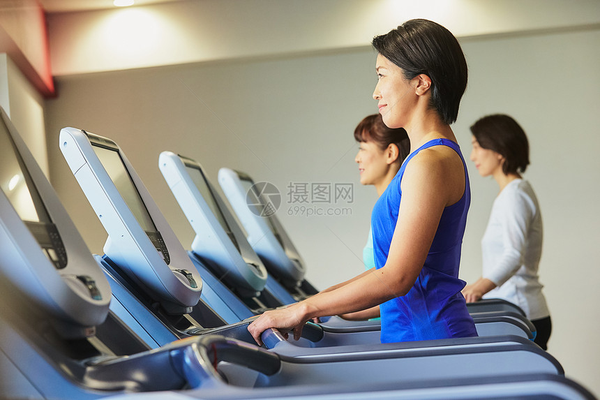 30多岁训练人物在健身房锻炼的妇女图片