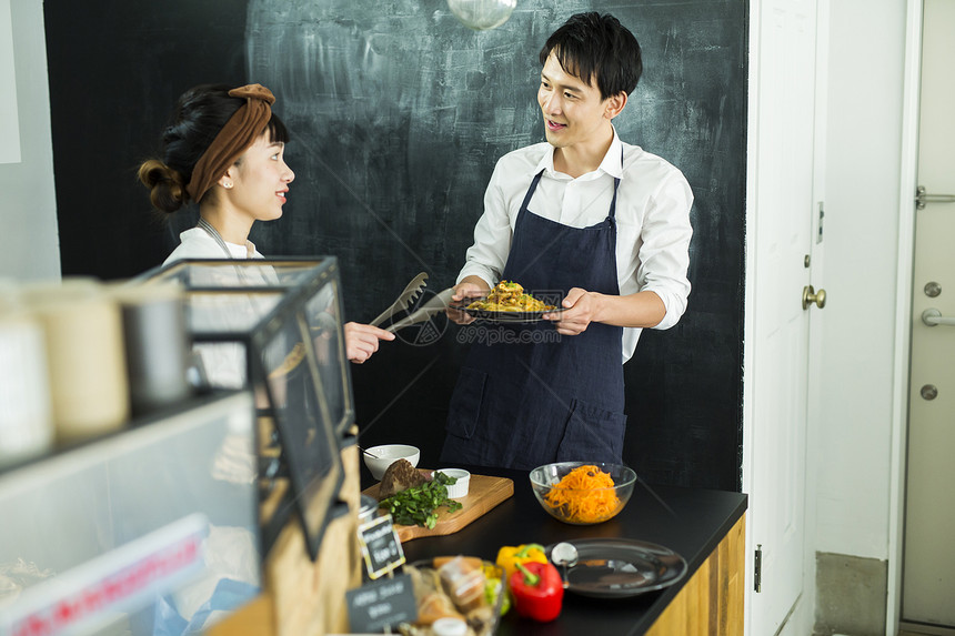 日本人进餐胸像嫁给了一家咖啡馆的食品企业图片
