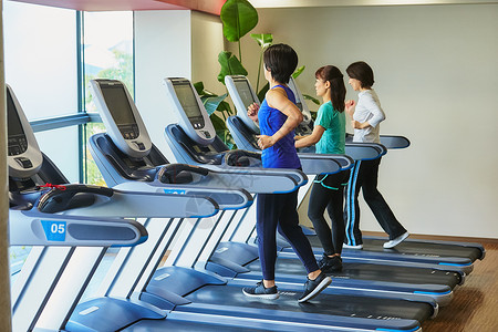 中年女性健身房跑步背景图片