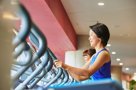 欢快美容术练习在健身房锻炼的妇女图片