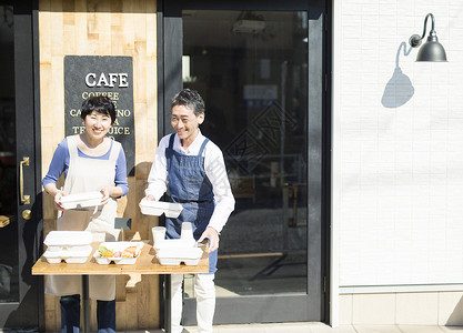 日本人50多岁四十来岁卖午餐盒食物事务的已婚夫妇图片