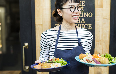 日本人开放青春在咖啡馆工作的妇女食品业务图片