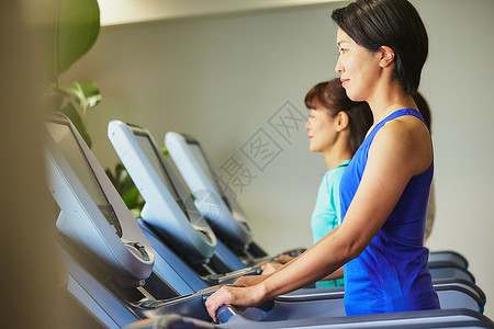 中年女性健身房跑步图片