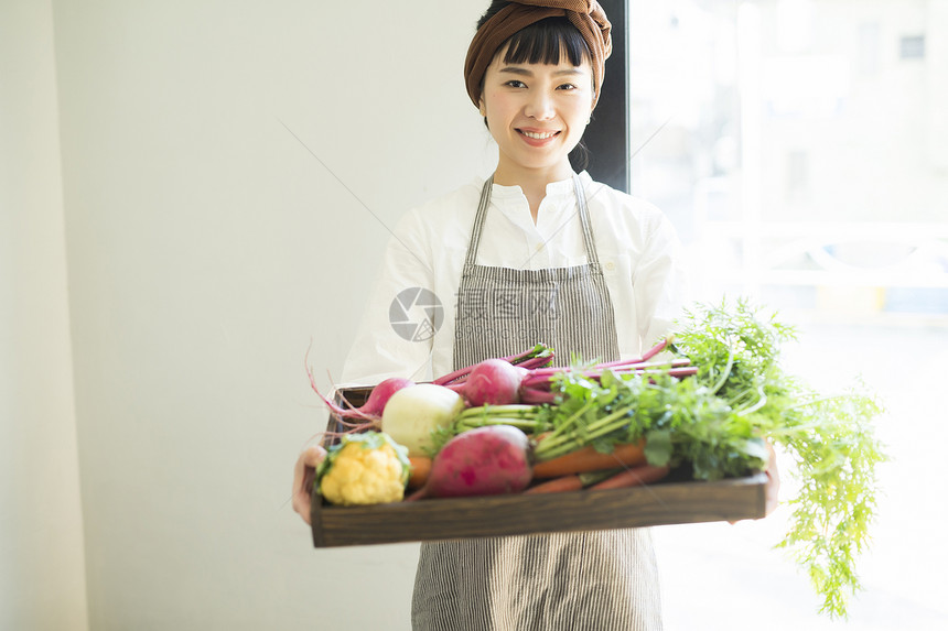 咖啡店职员抱着蔬菜
图片