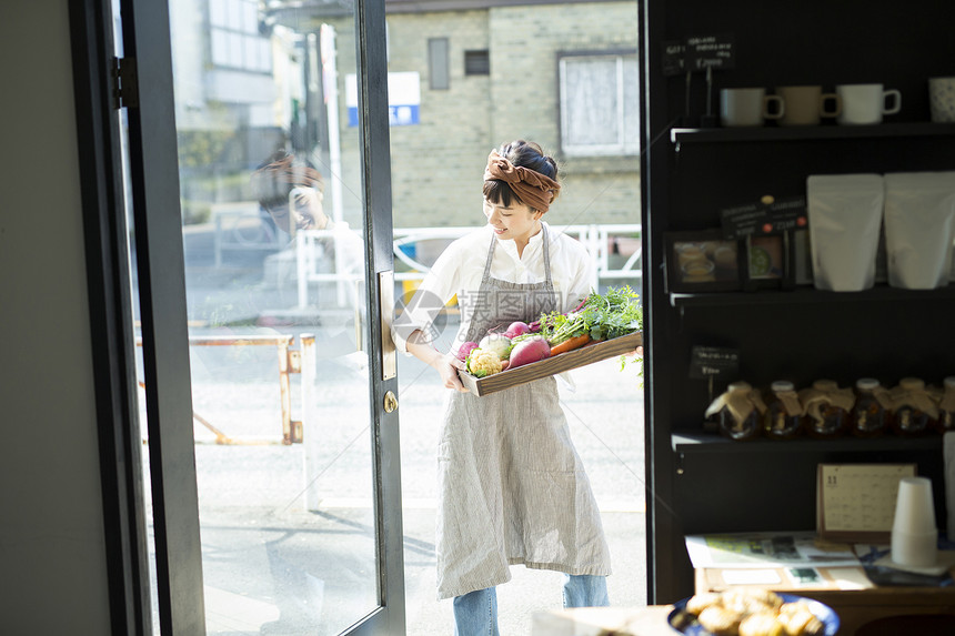 头巾掌握食物在咖啡馆工作的妇女食品业务图片