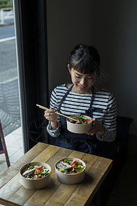 车篷烹调30多岁在咖啡馆工作的妇女食品业务图片