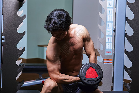 室内肌肉发达研修在健身房锻炼的人图片