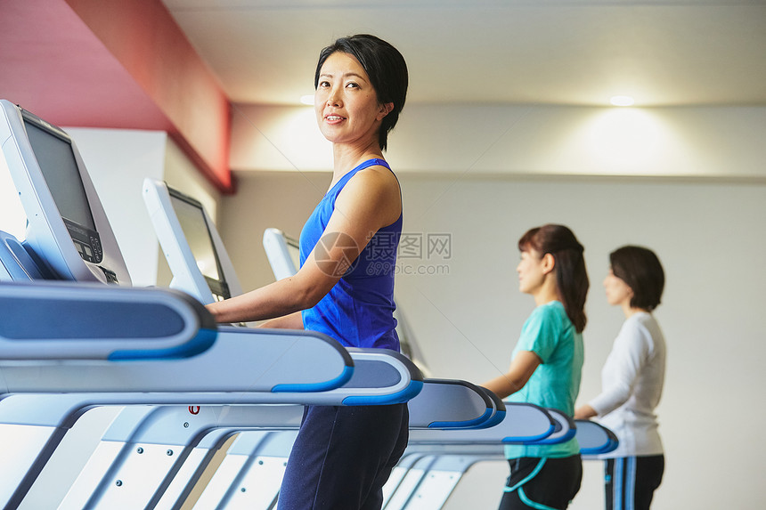 在健身房锻炼的妇女图片