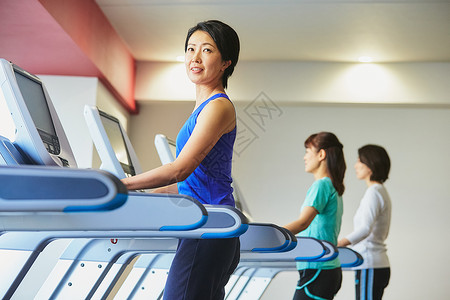 在健身房锻炼的妇女背景图片