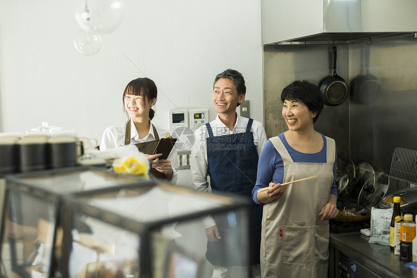 在餐厅工作的一家人图片