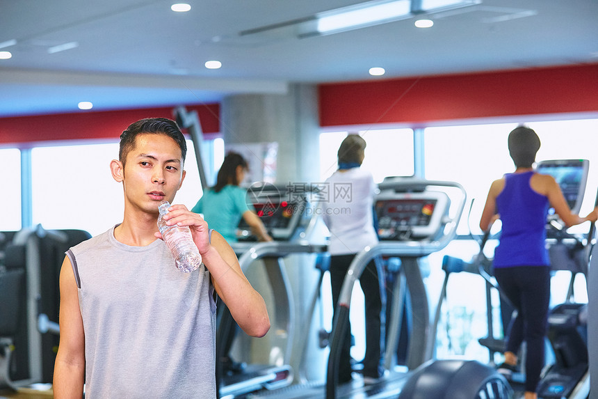 男子在健身房锻炼图片