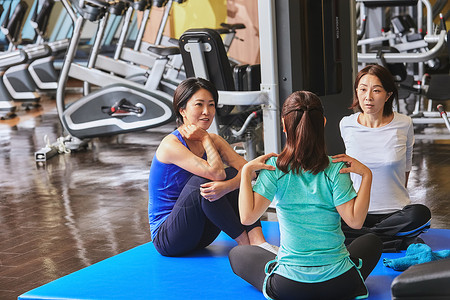 幸福女人在健身房里健身图片