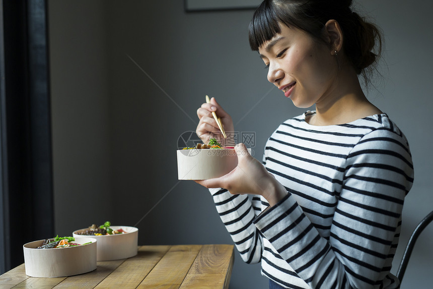 吃美食的年轻女性图片