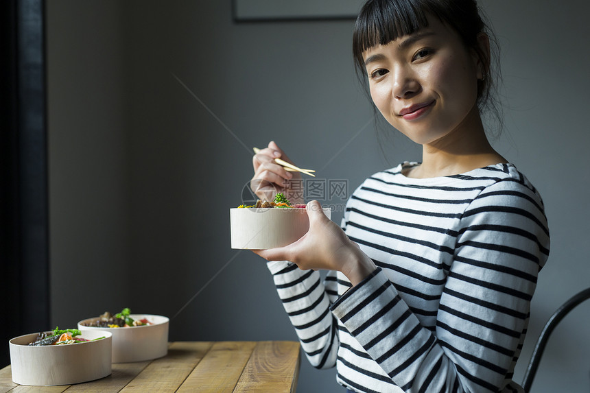 吃美食的年轻女性图片