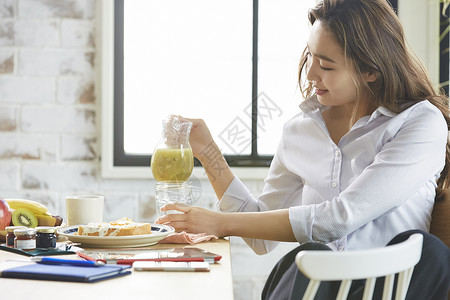 职业女性吃早餐图片