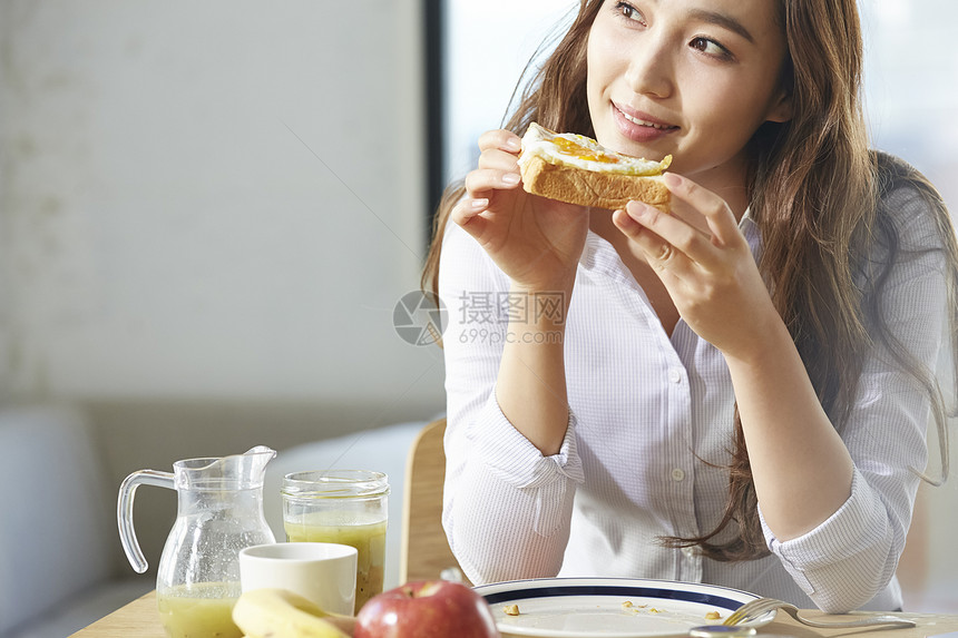 时尚职业女性吃早餐图片