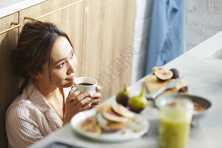 时尚职业女性吃早餐图片