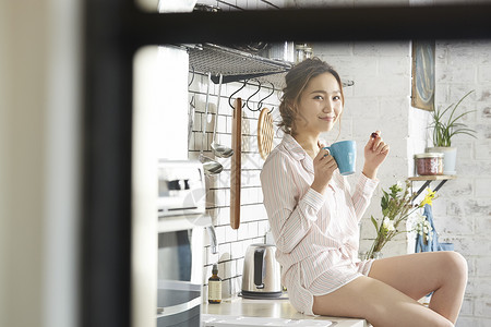 厨房穿着睡衣的放松女人图片