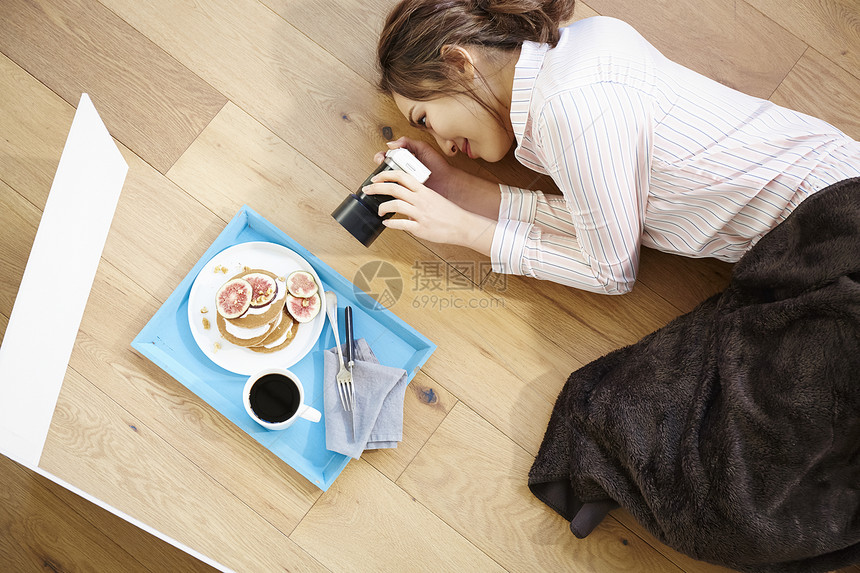 年轻居家美女拍照图片