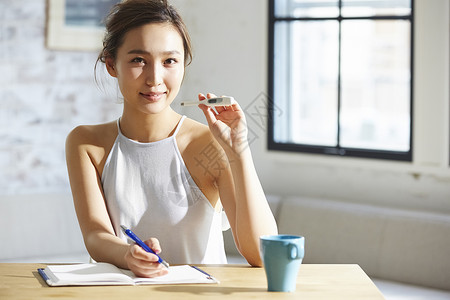 修理二十多岁笑容自我管理的女人图片