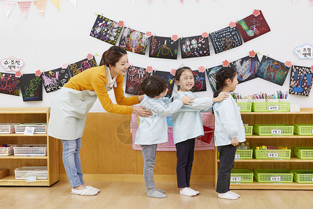 门厅男孩看门人幼儿园孩子老师韩语图片