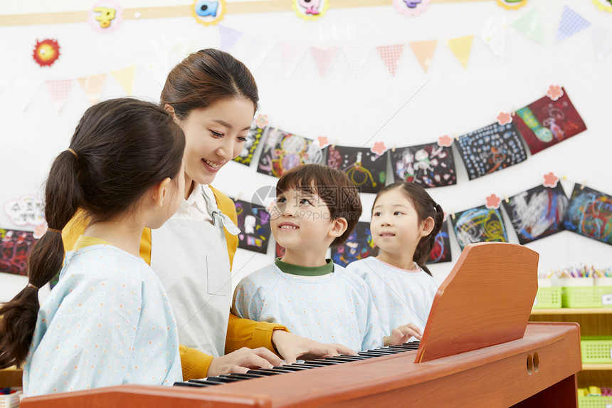 女孩玩职业的幼儿园孩子老师韩语图片