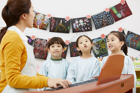 钢琴考试素材幼儿园老师教小朋友唱歌背景